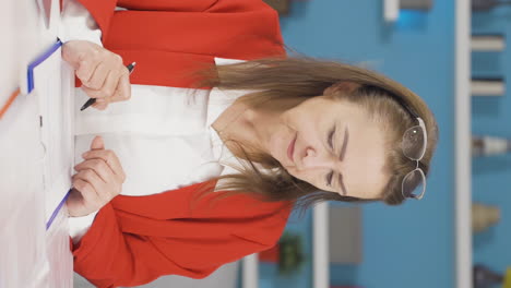 Vertical-video-of-Home-office-worker-woman's-hands-are-shaking.