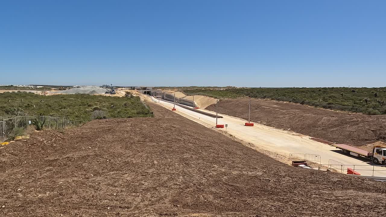 extensión ferroviaria de yanchep en la carretera de romeo alkimos mostrando las vías listas para ser colocadas