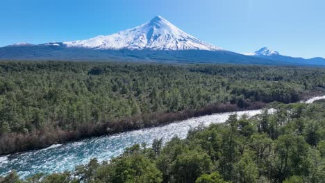 Vulkan-Osorno-In-Puerto-Varas-In-Los-Lagos,-Chile