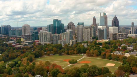 volando alto sobre piedmont park y el centro de atlanta, georgia en el otoño