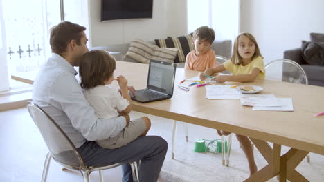 Glückliche-Kinder-Zeichnen-Kritzeleien,-Wenn-Papa-Am-Laptop-Arbeitet