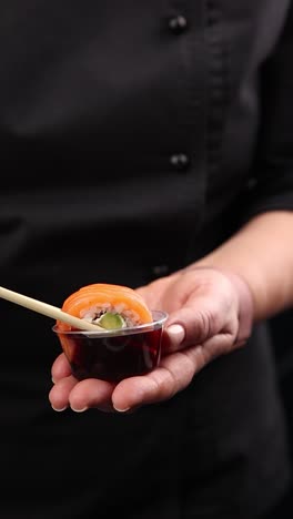 rollo de sushi en la mano