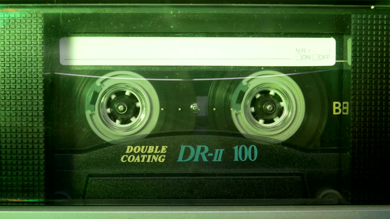 플레이어에 있는 오디오 카세트. 클로즈업