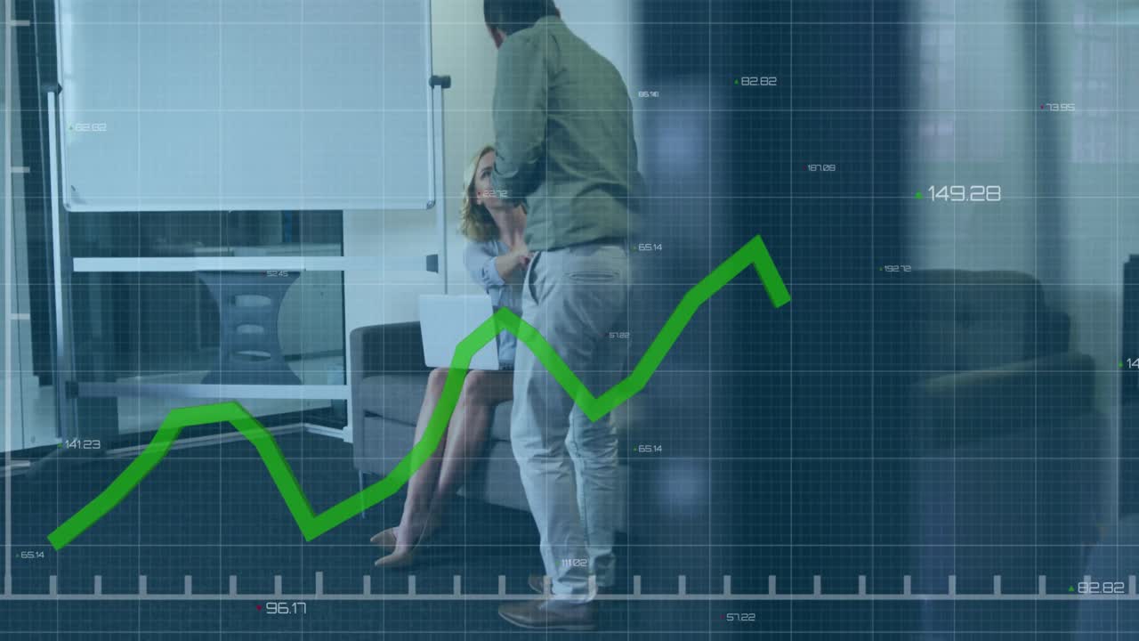 animación de la línea verde y el procesamiento de datos financieros sobre diversas personas de negocios.