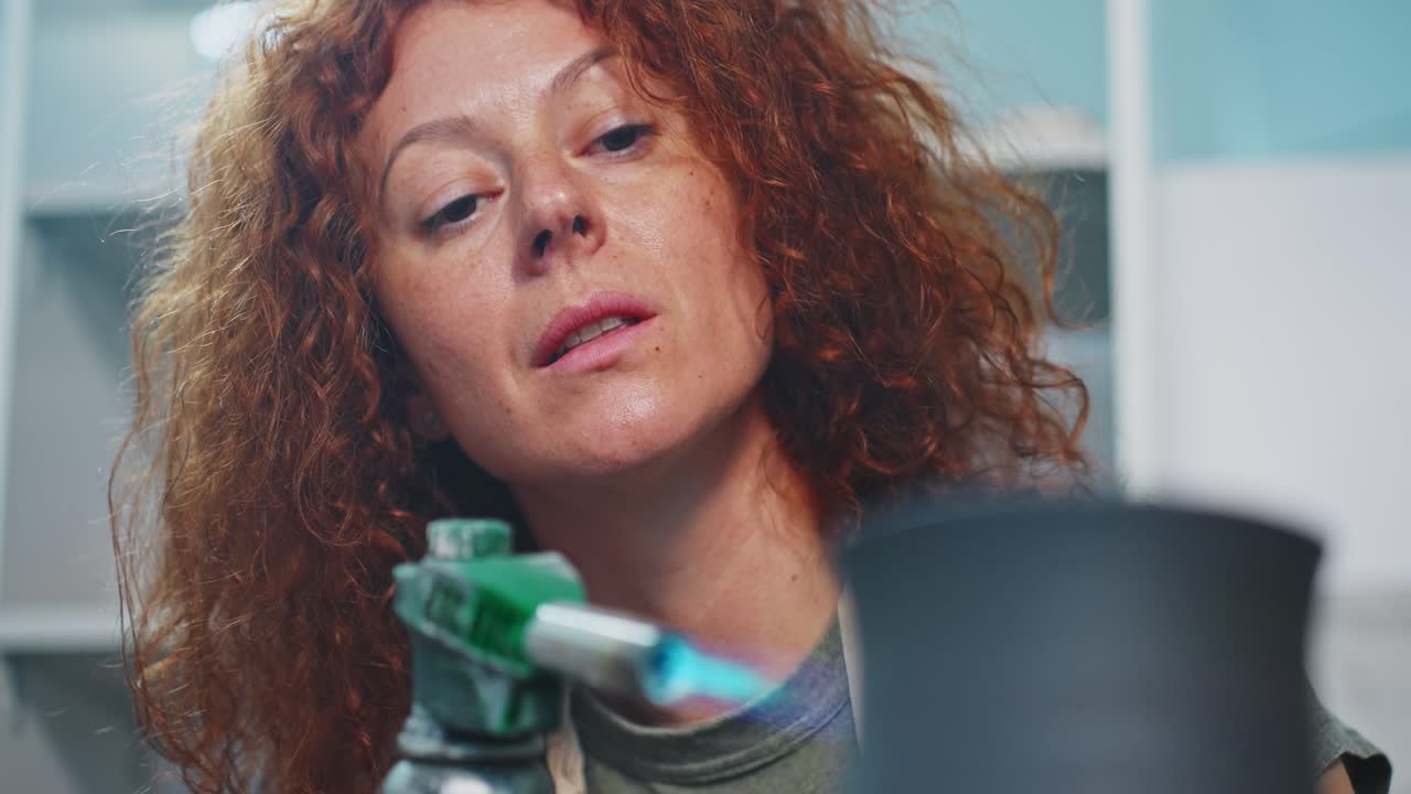 mujer trabajando en la cerámica