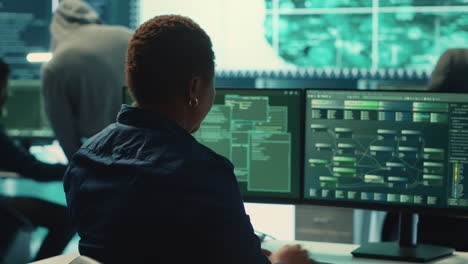 esperto di sicurezza informatica che lavora sulla crittografia e la sicurezza informatica nell'agenzia