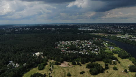 distrito de panemune en la ciudad de kaunas con nubes de lluvia arriba y lluvia, vista hacia adelante
