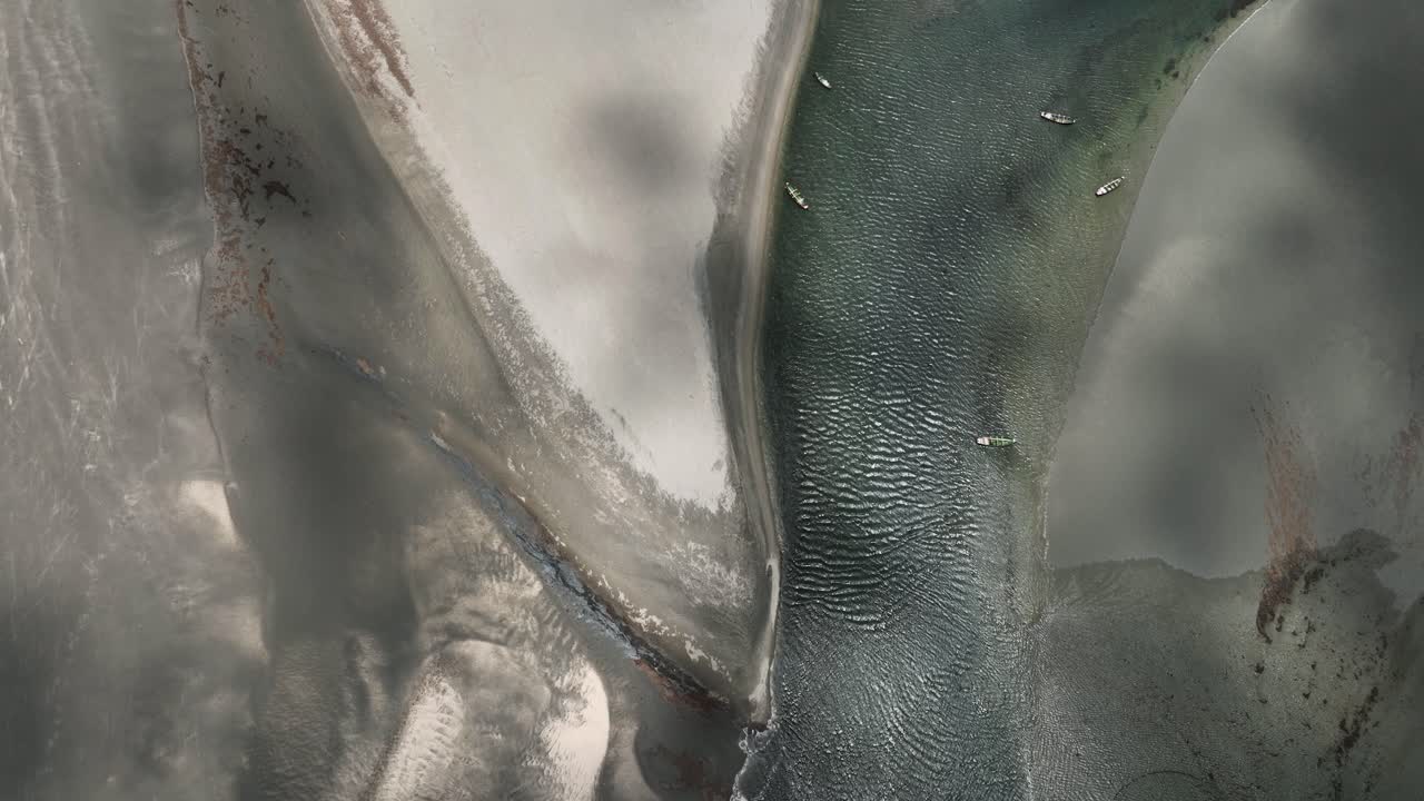 statisk flyvemaskine top-down skud af lokale fiskerbåde forankret i lavvand i det tropiske vand i det nordøstlige brasilien