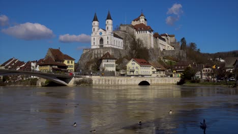 Vista-Aérea-Con-El-Dron-De-La-Antigua-Ciudad-De-Aarburg-En-Suiza-Con-Río