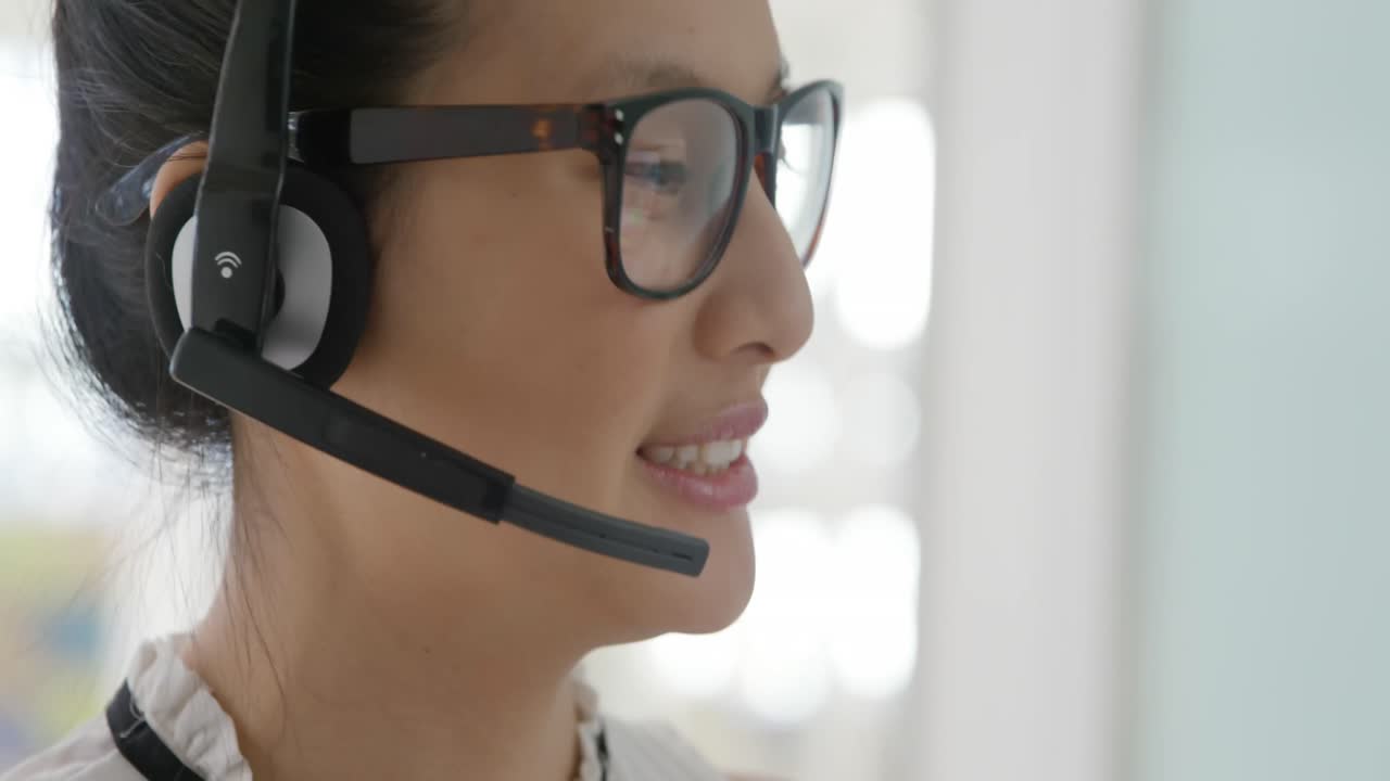 Giovane donna che lavora in un ufficio creativo