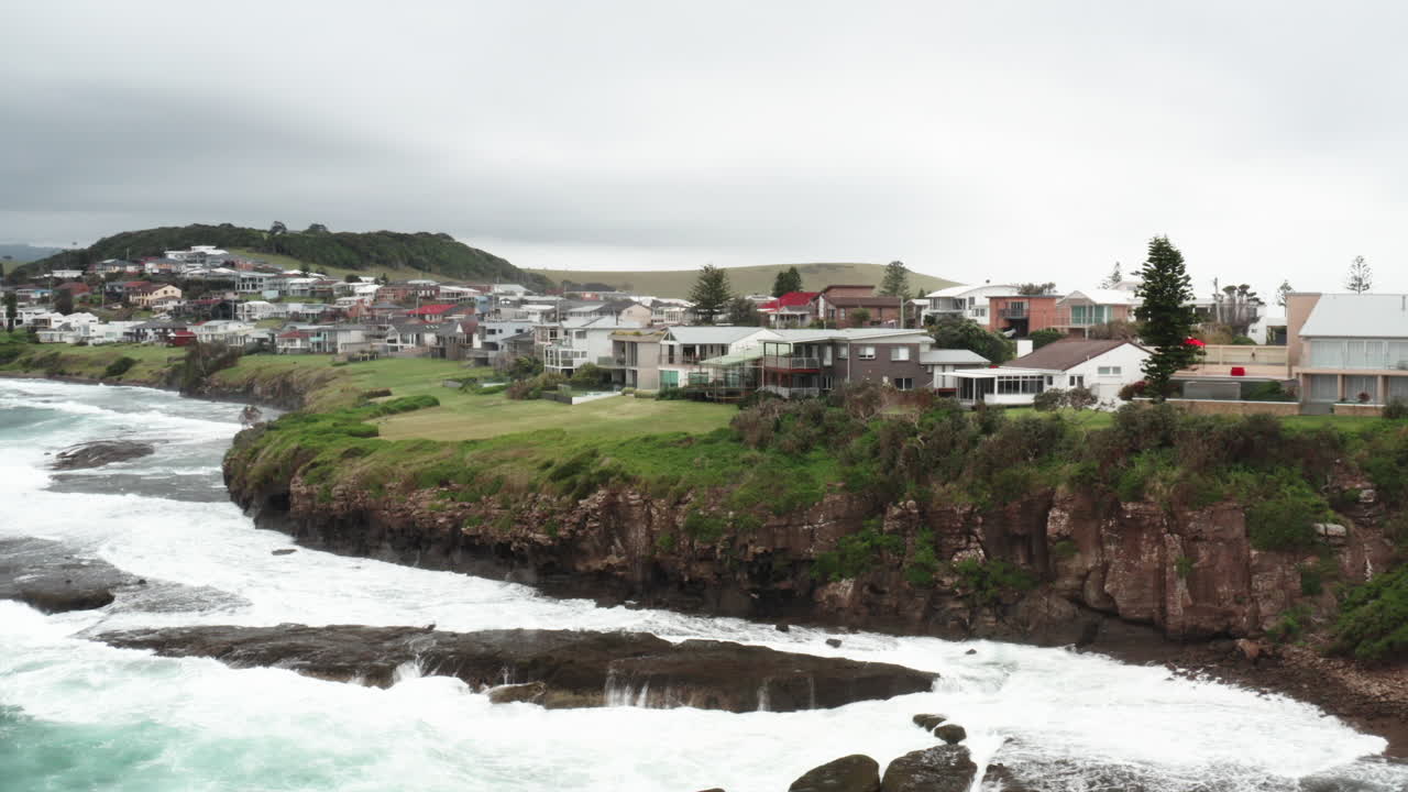 tomada aérea de drones de bienes raíces en gerroa en un día tormentoso en la costa sur de nueva gales del sur, australia