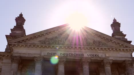 sonne scheint über reichstagsgebäude berlin