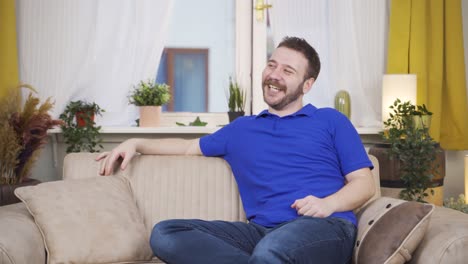 hombre positivo, feliz y sonriente.