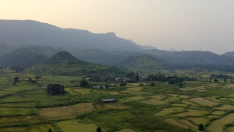 Campos-Agrícolas-En-La-Ciudad-De-Karjat-En-India---Retroceso-Aéreo