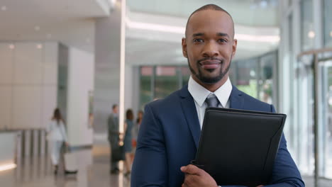 Retrato-De-Un-Hombre-De-Negocios-Afroamericano-Trabajando-En-El-Concurrido-Vestíbulo-De-La-Oficina