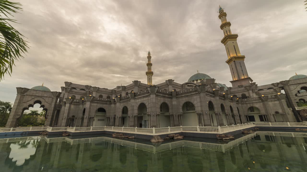 tiempo de puesta de sol en la mezquita federal de kuala lumpur