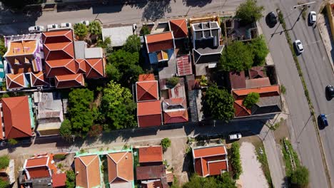 drone de arriba hacia abajo girando se eleva por encima de los techos naranjas de otrobanda willemstad curacao
