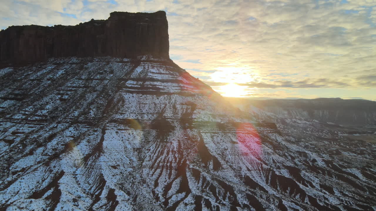 vista aérea de la puesta de sol detrás de parriott mesa cerca de moab, utah