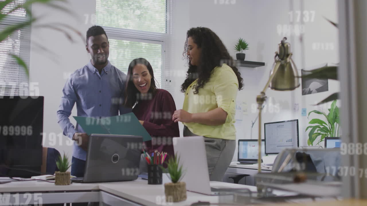 animación del procesamiento de datos sobre diversas personas de negocios discutiendo el trabajo