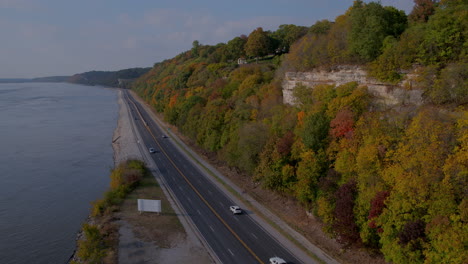 Panorámica-Aérea-Desde-El-Río-Hacia-Hermosos-Acantilados-Sobre-La-Gran-Carretera-Del-Río-En-Otoño