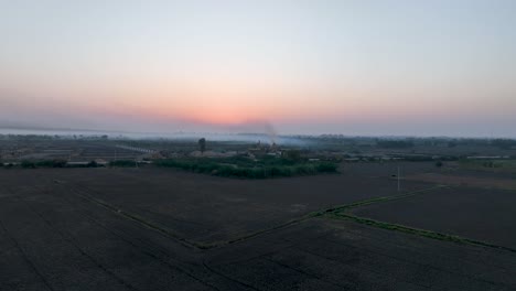 Rustikale-Morgendämmerung-über-Einem-Sindh-Dorf,-Pakistan---Luftaufnahme