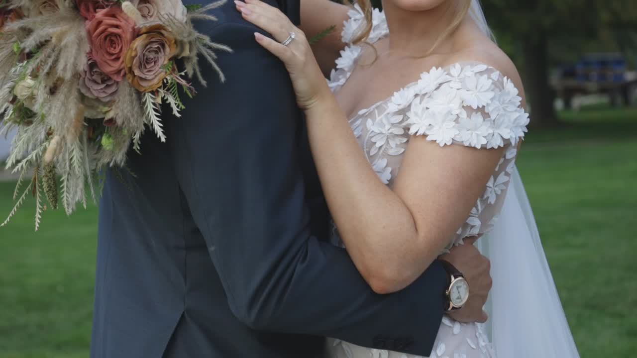 Gli sposi sorridono alla macchina fotografica