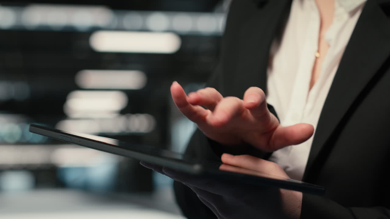 Primo piano di un tablet usato da un amministratore di data center per la risoluzione dei problemi dei supercomputer.