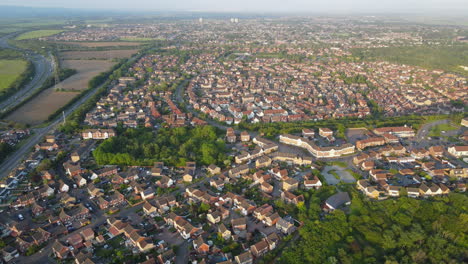 Vista-Aérea-Panorámica-Del-Barrio-Suburbano-Cerca-Del-Parque-Natural-Chafford-Gorges-En-Chafford-Hundred,-Inglaterra