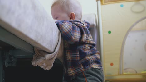 Kleines-Baby-In-Hemd-Und-Hose-Spielt-Auf-Einem-Großen-Weichen-Bett