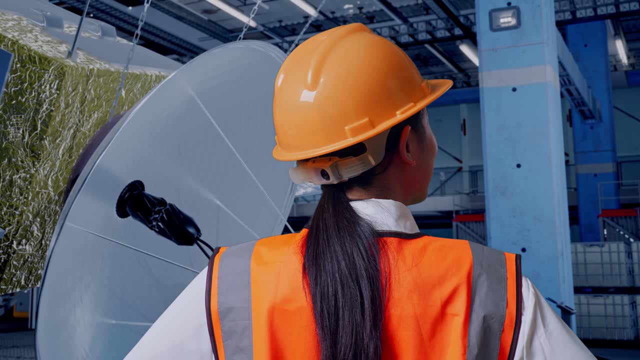 ingeniero observando antenas parabólicas en una fábrica
