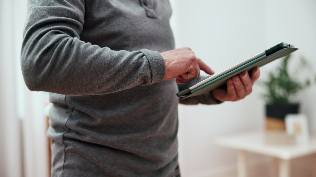 손, 스크롤 또는 집에서 태블릿을 가진 노인