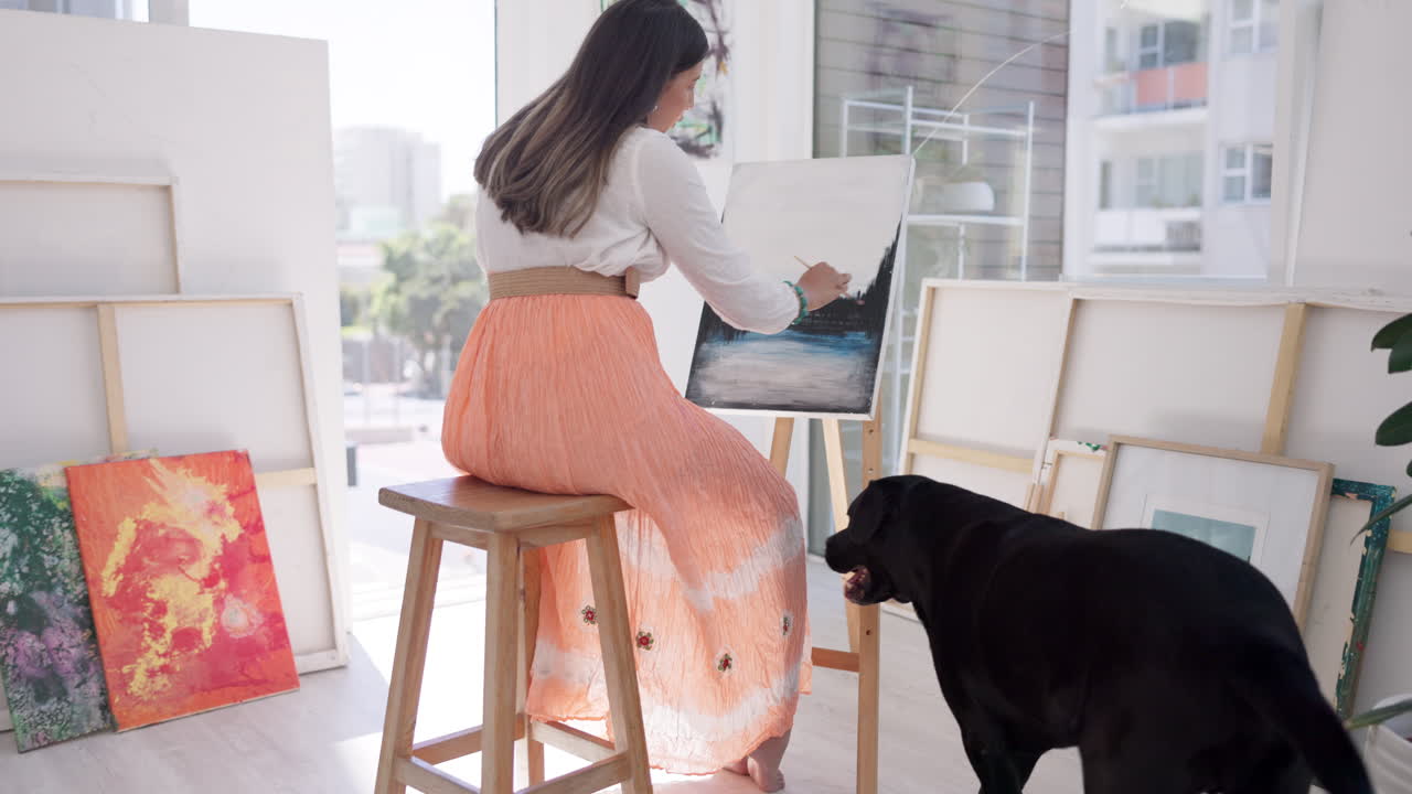 Hund, Malerin oder Frau malt auf Leinwand in der Kunst