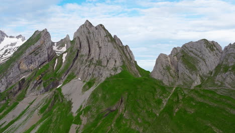 massif-bergwanderung von schafler ridge aussichtspunkt bei sonnenaufgang in der schweiz