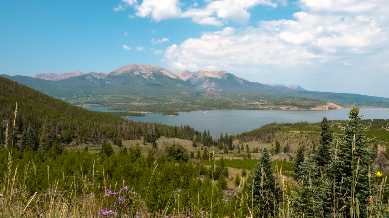 lapso de tiempo de nubes brillantes y tenues que pasan sobre el lago dillon en un cálido día de verano en colorado