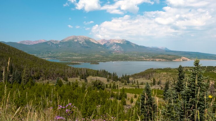 Time lapse di nuvole leggere e luminose che passano sopra il Lago Dillon in una calda giornata estiva in Colorado