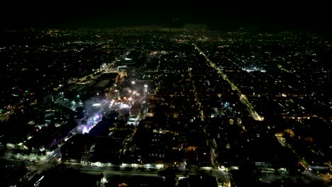 disparo de avión no tripulado de una demostración de fuegos artificiales de diversos colores en la ciudad de méxico durante el día de la independencia por la noche