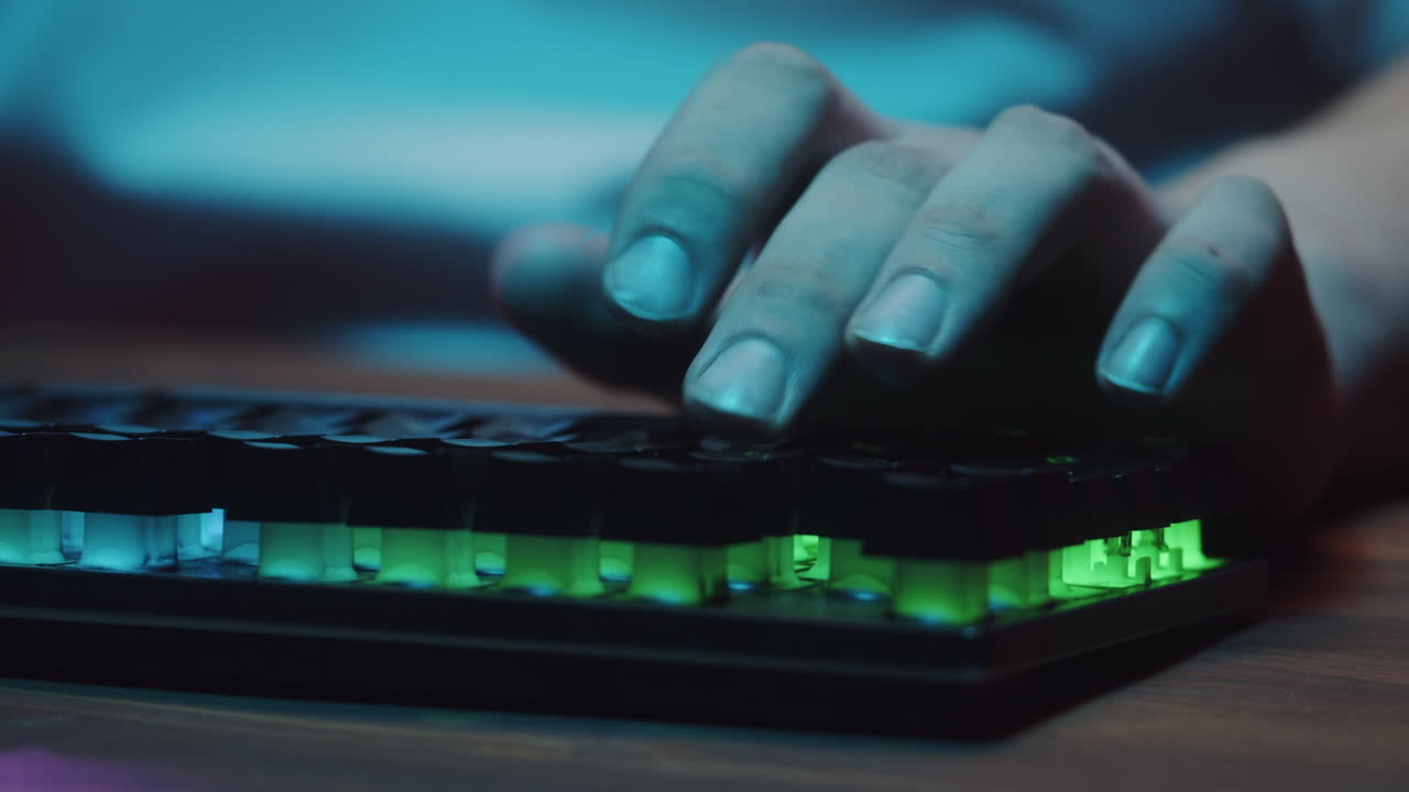 Close-up Tangan Mengetik di Keyboard Gaming dengan Lampu Latar RGB