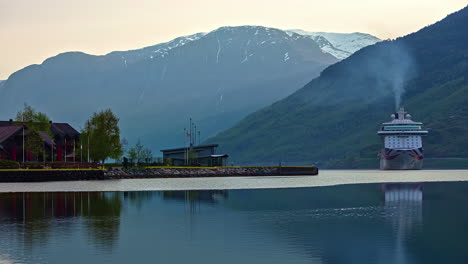 lapso de tiempo del crucero de lujo navegando en el fiordo y llegando a su puerto en flam, noruega
