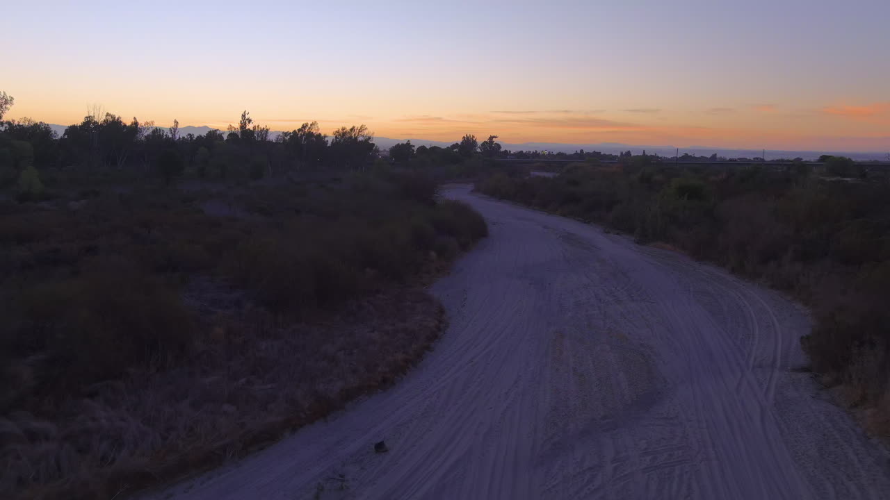volando sobre un lecho de río seco debido a la sequía causada por el cambio climático en el valle central de california al amanecer