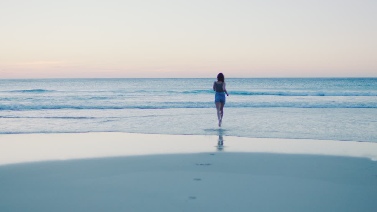 여자, 달리고 해가 지기 위해 해변
