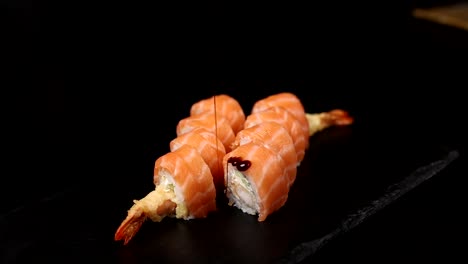 rollo de sushi de salmón tempura