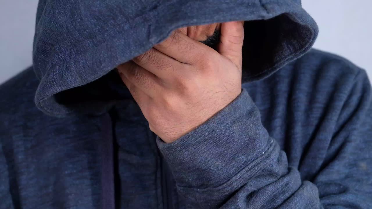 una persona con la cara cubierta