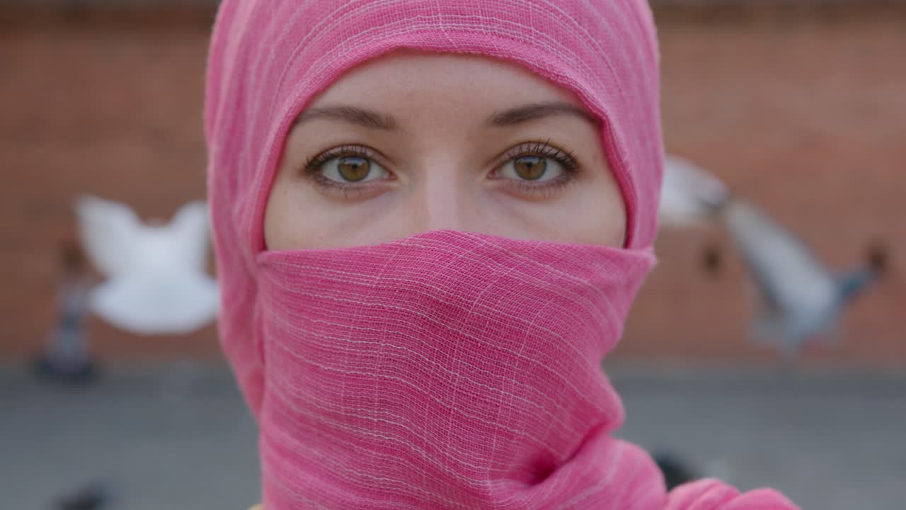 분홍색 히자브를 입은 여자