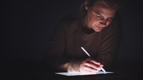 Frau-Zeichnet-Nachts-Mit-Einem-Stylus-Stift-Auf-Einem-Digitalen-Tablet