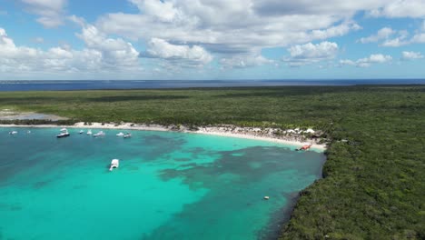 Barcos-Anclados-Cerca-De-Las-Playas-Vírgenes-De-Isla-Catalina-Bajo-Un-Cielo-Azul-Vibrante,-Vista-Aérea