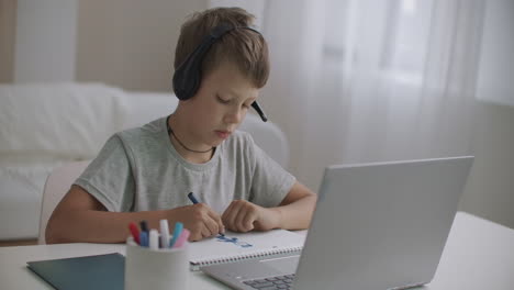 Niño-Pequeño-Con-Computadora-Portátil-En-La-Sala-De-Estar-De-Casa-Charlando-En-Línea-Mediante-Videollamadas-Retrato-De-Un-Niño-Activo-Y-Positivo