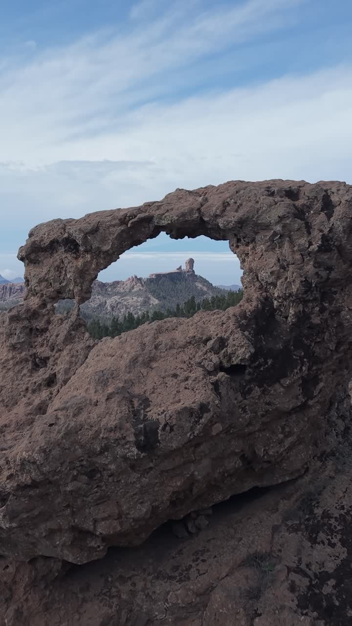Scopri Roque Nublo dalla tua finestra sull'isola di Gran Canaria, Isole Canarie.