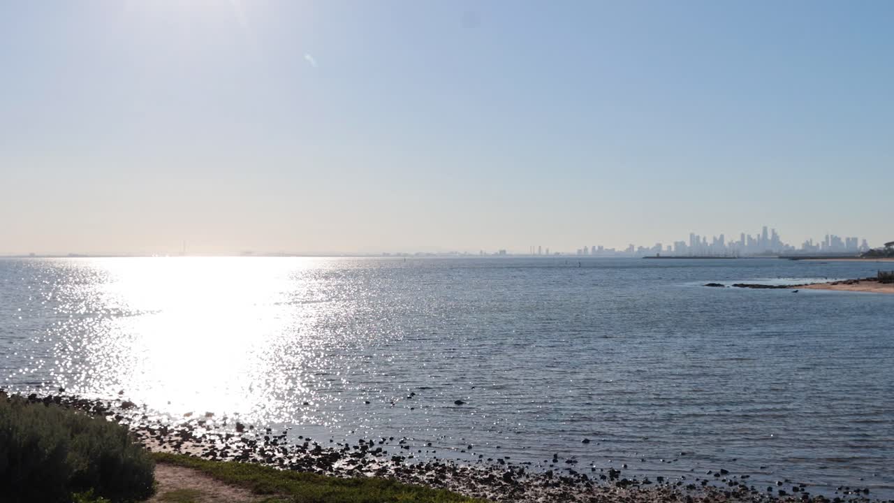 밝은 빛 아래의 평온한 바다 파도