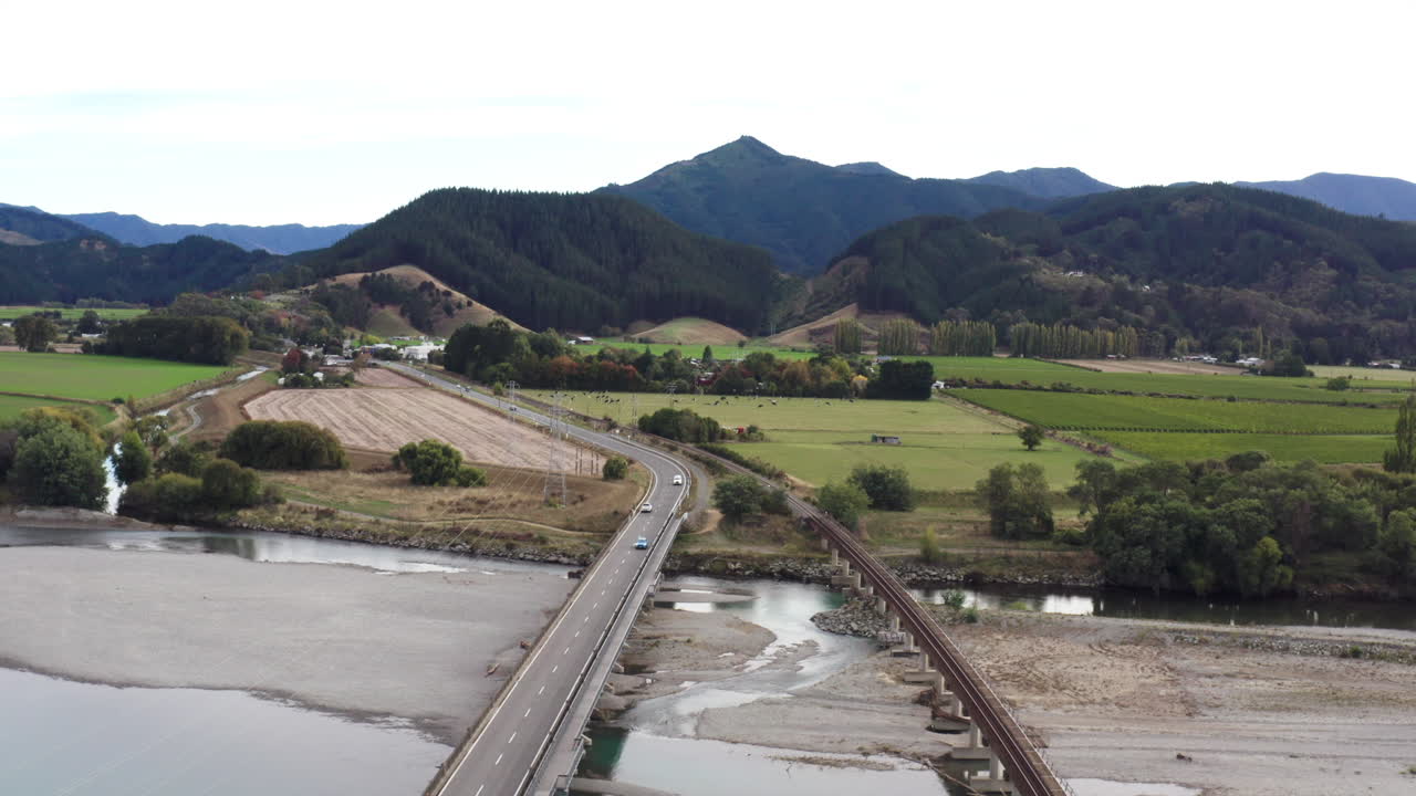 뉴질랜드 주 고속도로 1 (new zealand state highway 1) 이 남섬의 와이라우 강을 가로지르는 공중 드론 촬영.