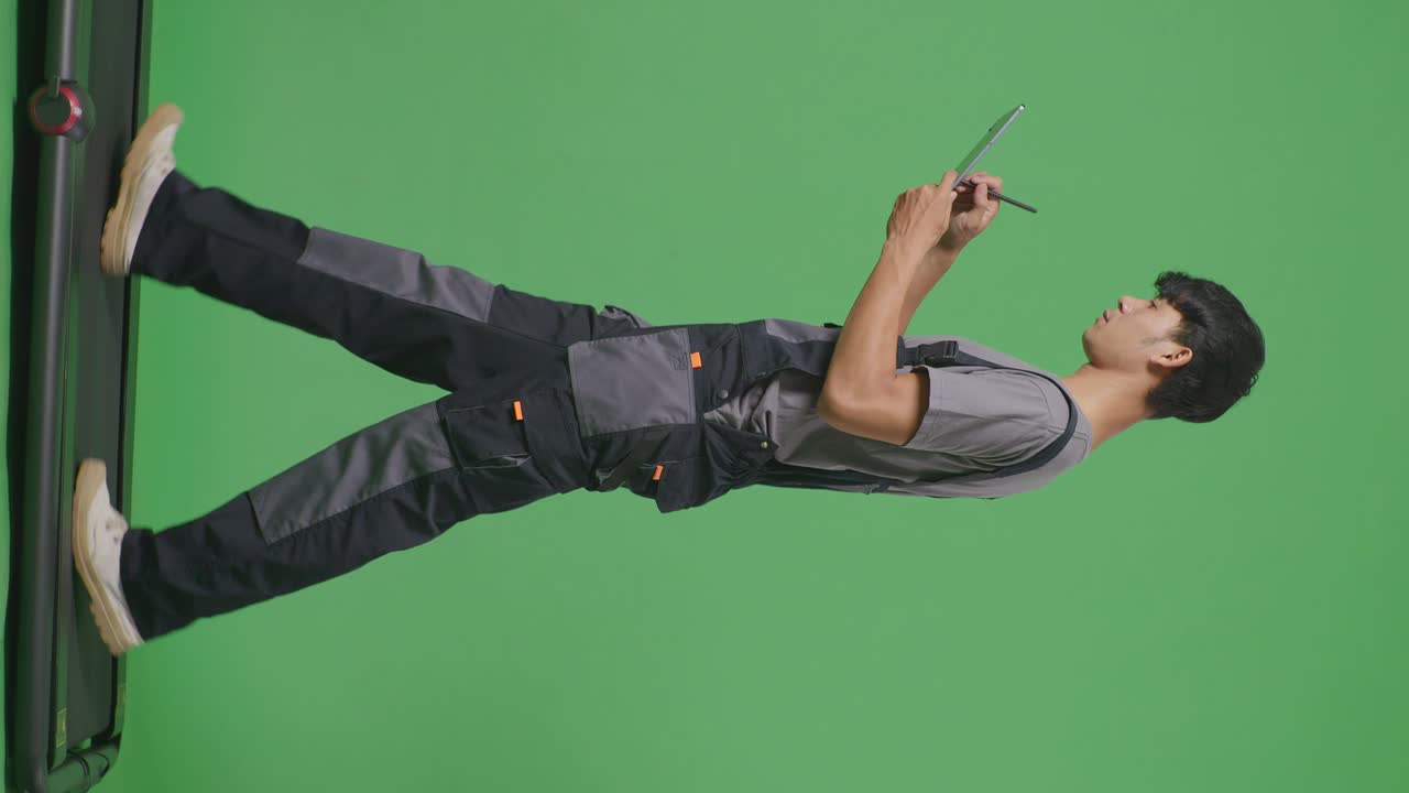 태블릿 을 들고 트레드밀 에 있는 노동자